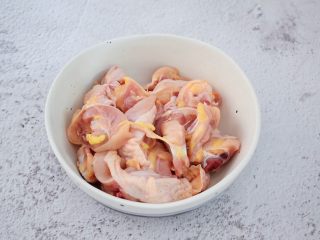 4、香菇蒸鸡,把鸡腿肉放入可以上锅蒸的容器中