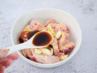7、香菇蒸鸡,加入味极鲜酱油