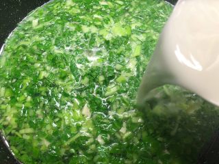 6、青菜豆腐汤,倒入水淀粉，一边倒一边用筷子快速搅拌（不然很容易结成团），再调成自己喜欢的浓稠度即可。