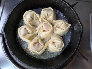 19、抱蛋馄饨——每天叫你的不是梦想，是早餐！,往锅里倒入馄饨高度1/3左右的清水，然后盖上锅盖，中小火煎3-5分钟，直到锅里的水分耗干。