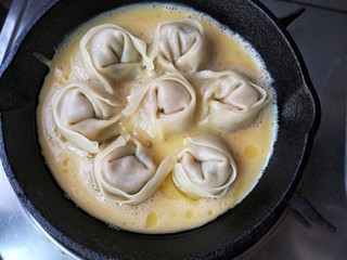 20、抱蛋馄饨——每天叫你的不是梦想，是早餐！,把蛋液倒入锅里。