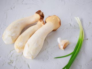 1、炒杏鲍菇,准备好材料