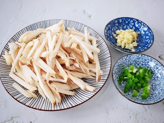 2、炒杏鲍菇,杏鲍菇洗净先切片再切成条状，蒜切末备用，葱切葱花备用