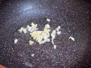 5、炒杏鲍菇,锅中倒入适量的食用油烧热，放入蒜末炒出香味