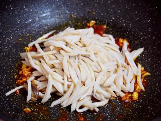 7、炒杏鲍菇,放入杏鲍菇