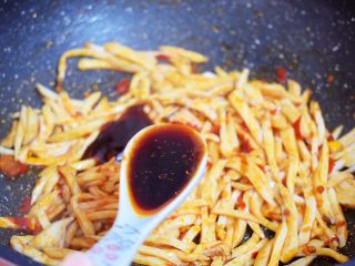 10、炒杏鲍菇,加入生抽