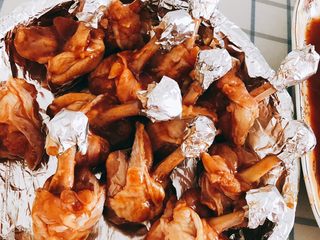 14、蜜汁烤翅根-年夜饭、宴请菜类,全部包好，并且将翅根肉再次用手往下拨到翻出来为止。