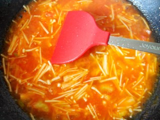 11、茄汁金针菇炖豆腐,放入清水。