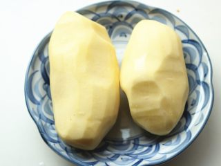 2、红油土豆丝,土豆去皮。