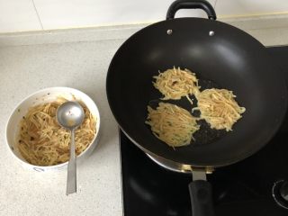 4、洋芋丝粑粑,锅烧热，放少许油，舀一勺洋芋丝，用勺子摊成饼状，尽量圆一点????、中火煎