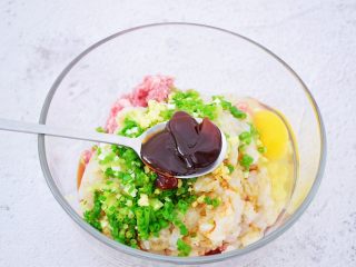 5、鲜虾猪肉馄饨,加入蚝油