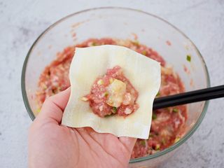 11、鲜虾猪肉馄饨,取一个馄饨皮，放入馅料