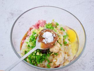 8、鲜虾猪肉馄饨,加入盐