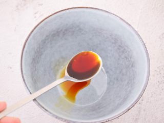 15、鲜虾猪肉馄饨,另取一个碗作汤底：加入生抽