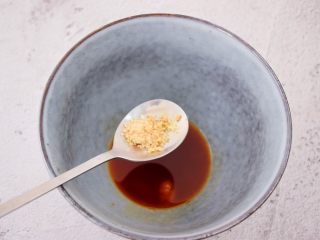 16、鲜虾猪肉馄饨,加入鸡精