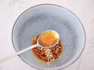 19、鲜虾猪肉馄饨,加入香油拌匀备用