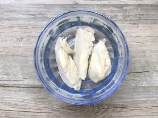 6、凉拌香辣鸡丝,煮好后放进清水里去除表面油腻