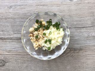 8、凉拌香辣鸡丝,准备酱料:5个蒜瓣拍碎切碎、熟的花生碎一汤匙、葱花少许