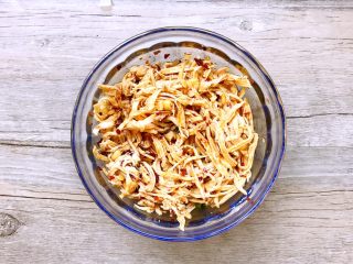 15、凉拌香辣鸡丝,酱料放入鸡丝里翻拌均匀