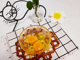 5、虾仁跑蛋,去壳打入碗中