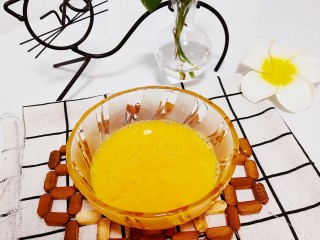 6、虾仁跑蛋,加入盐，鸡精搅拌均匀