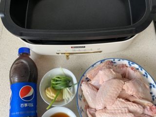 1、可乐鸡翅,先把材料备好
