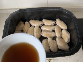 4、可乐鸡翅,放入料酒