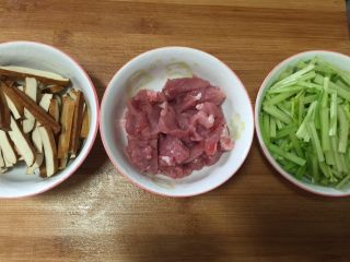 2、豆干炒肉丝,豆干切条，肉切片，芹菜切段。