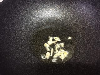 3、豆干炒肉丝,锅里爆香大蒜