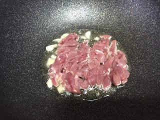 4、豆干炒肉丝,加入肉片