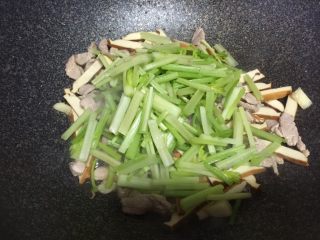 7、豆干炒肉丝,最后加入芹菜段继续翻炒至熟