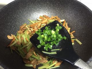 10、豆干炒肉丝,加入葱花