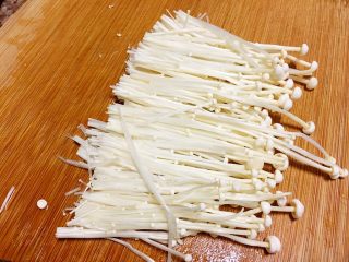 5、酸汤肥牛（番茄浓汤版）,金针菇洗净掰开。