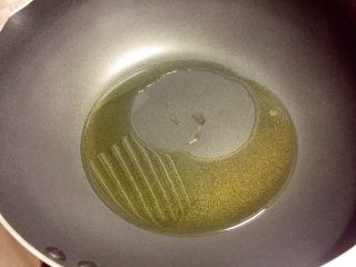 8、酸汤肥牛（番茄浓汤版）,热锅倒油烧至八成热。