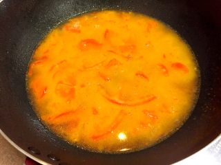 10、酸汤肥牛（番茄浓汤版）,加入适量清水煮开后转小火煮10分钟。