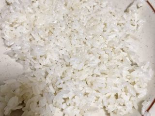1、香脆黄金豆皮卷,剩饭稍微热下