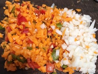 2、香脆黄金豆皮卷,将胡萝卜、青椒、红椒、藕切成丁