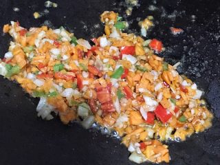 3、香脆黄金豆皮卷,锅里烧油炒至九分熟,放盐、蚝油、生抽拌匀