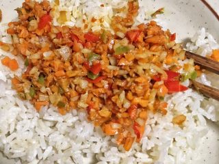 4、香脆黄金豆皮卷,炒好的菜盖在饭上