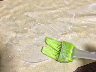 6、香脆黄金豆皮卷,都皮铺好,上面均匀的刷沙拉酱。