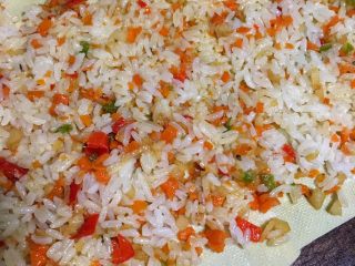 7、香脆黄金豆皮卷,将拌好的饭菜均匀地铺在豆皮上。