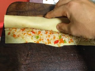 8、香脆黄金豆皮卷,从一端开始卷。