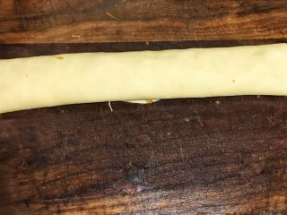 9、香脆黄金豆皮卷,卷紧一点,以免内部的饭菜松散。