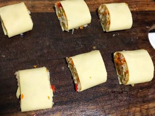 11、香脆黄金豆皮卷,大概可以切六个。