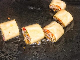 13、香脆黄金豆皮卷,锅里烧油煎