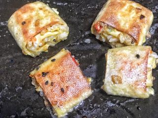 14、香脆黄金豆皮卷,间至两面金黄酥脆,即可出锅