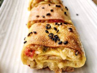 15、香脆黄金豆皮卷,撒上熟黑芝麻