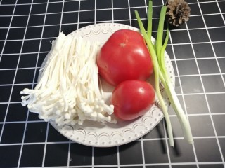 1、西红柿炖金针菇,准备材料