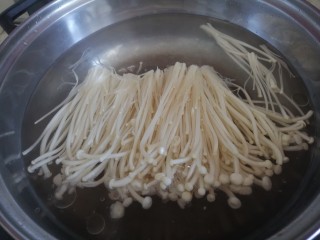 5、西红柿炖金针菇,锅中烧开水放入金针菇焯烫几分钟