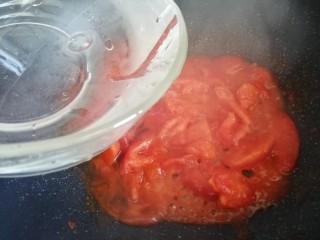 9、西红柿炖金针菇,翻炒至出汤汁，加入适量水